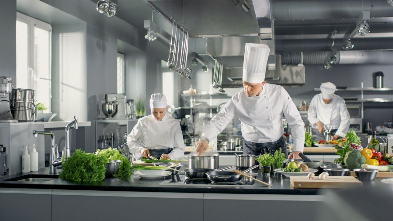Cuisine professionnelle Restaupro, chef et brigade en service